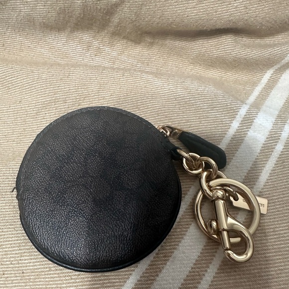 Authentic Coach Coin Purse with Key Holder Gold Hardware - Picture 6 of 7